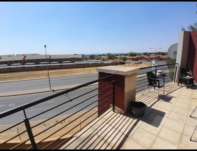 1 BEDROOM APARTMENT FOR SALE IN ROOIHUISKRAAL NORTH